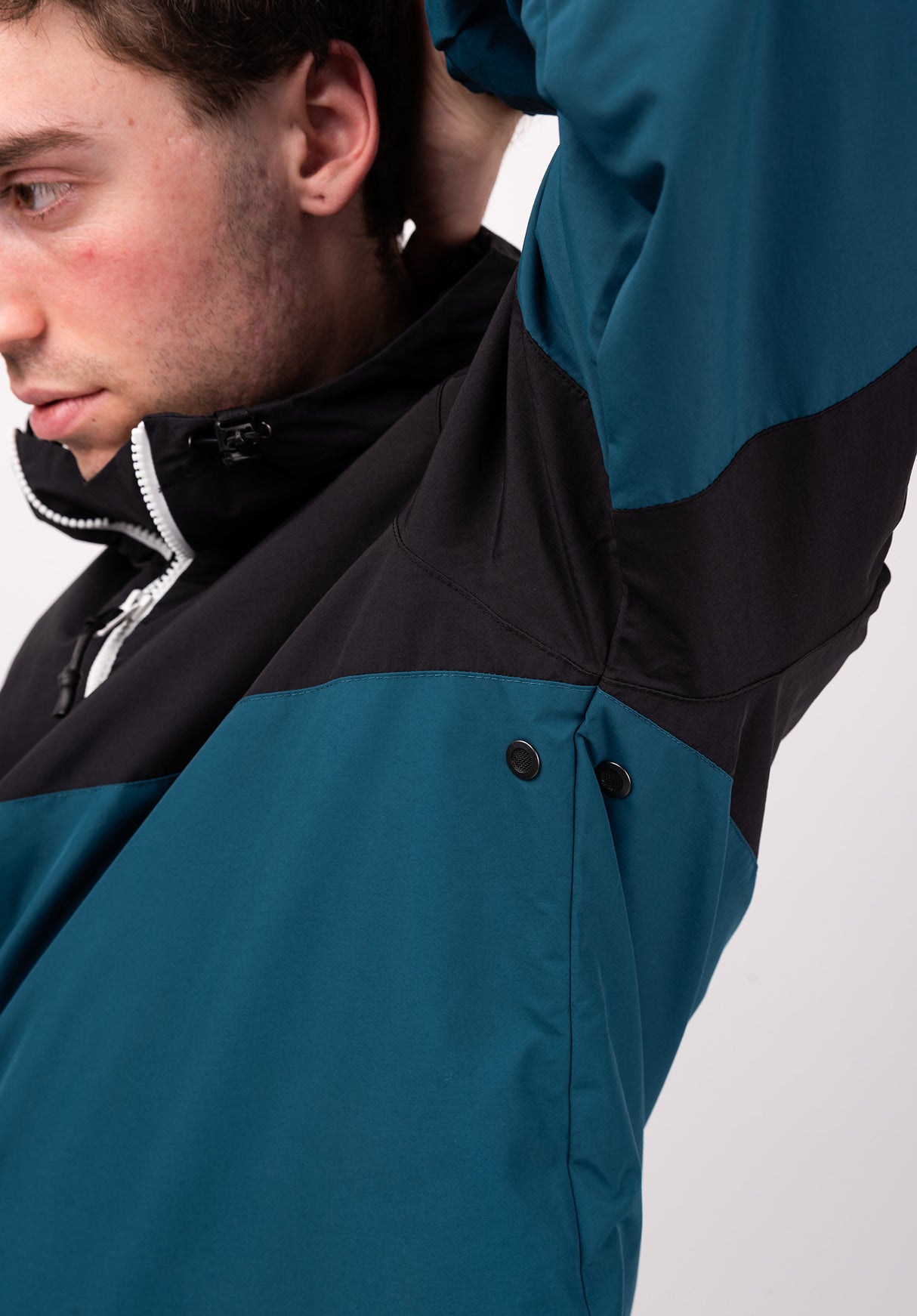 Anorak bluepetrol-deepblack Closeup1