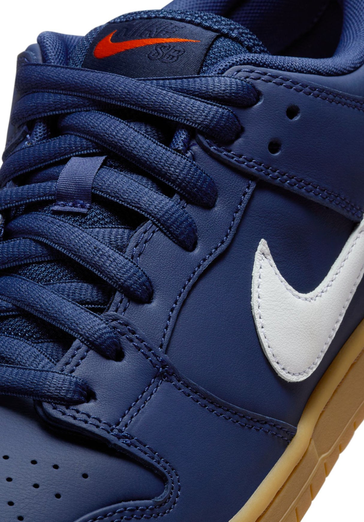 Dunk Low Pro navy-white-navy-gumlightbrown Closeup2