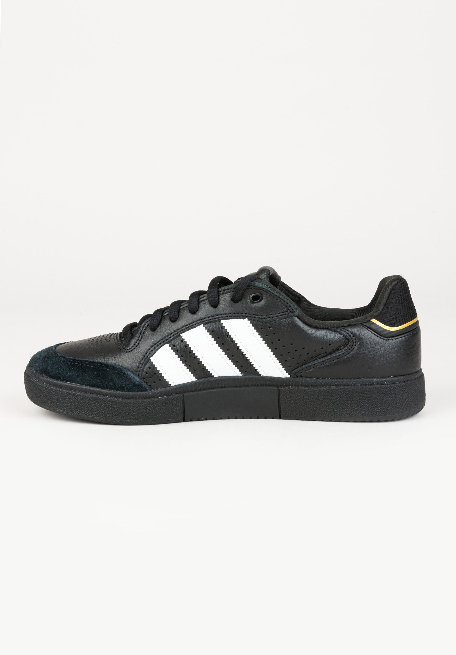 Tyshawn Low adidas skateboarding Scarpe da uomo in coreblack white goldmetallic per Uomo TITUS